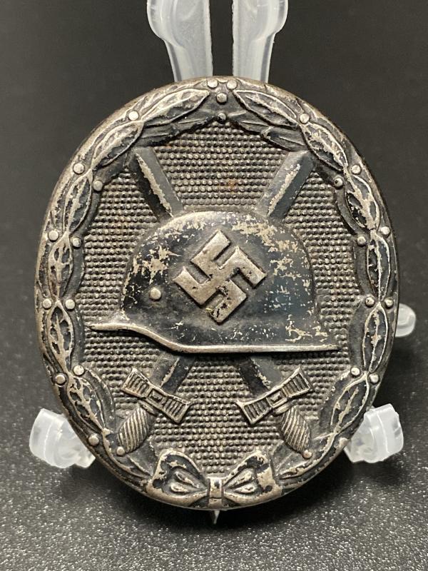 Black Grade Wound Badge Maker “81” Overhoff & Cie