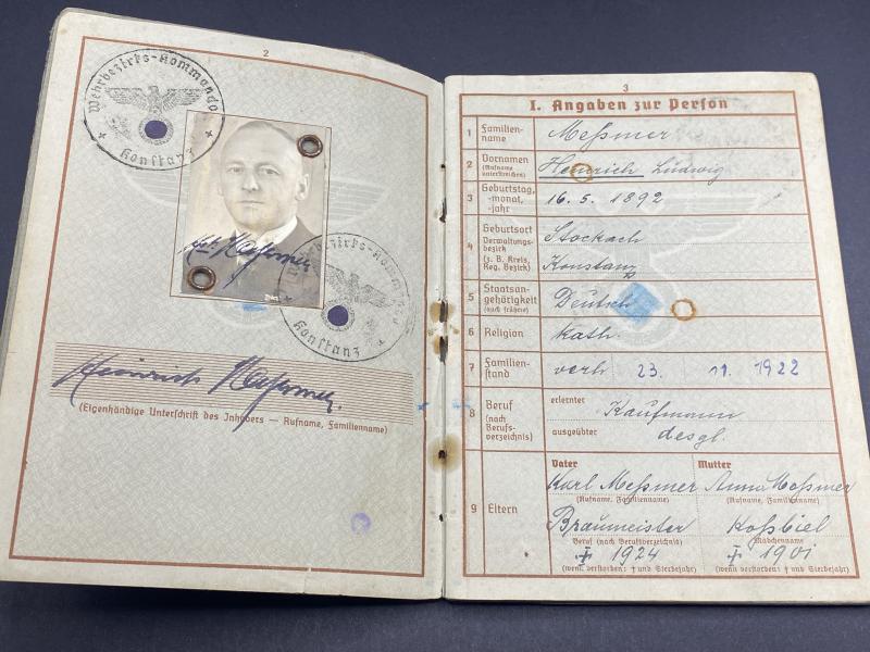 Large Grouping Hauptmann Heinrich Messmer Armee-Sanitäts-Abt.552 Served in Greece