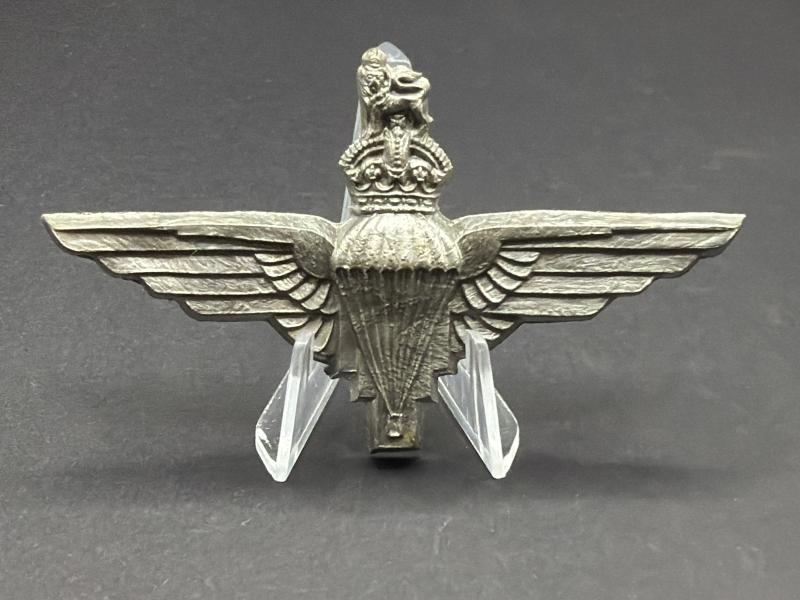 WW2 Late War Economy Issue Paratroopers Beret Badge