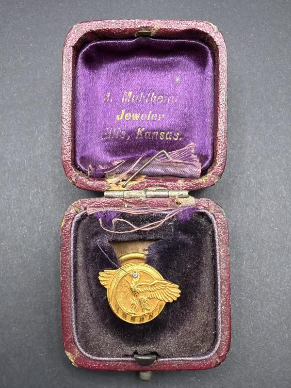 US Army Gold Ruptured Duck Lapel in Box