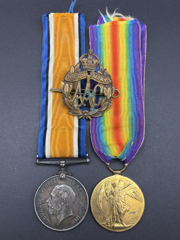 WW1 Pair 35868 FWN.M.VINE.QMAAC & Cap Badge