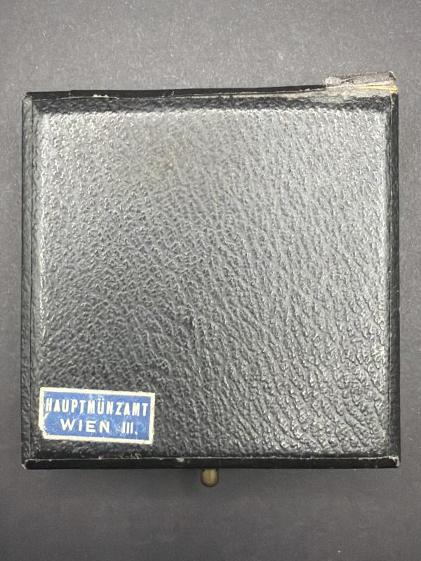 Gold Wound Badge & Box Hauptmunzamt Wein Wide Pin Variant