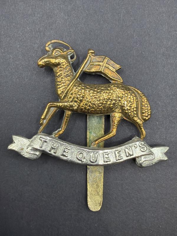 WW1 The Queens Regiment Bi Metal Cap Badge
