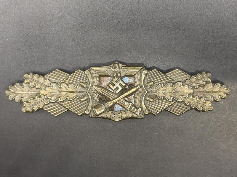 German Close Combat Clasp In Bronze A.G.M.u.K. Gablonz Type 1 Blue Backing Plate