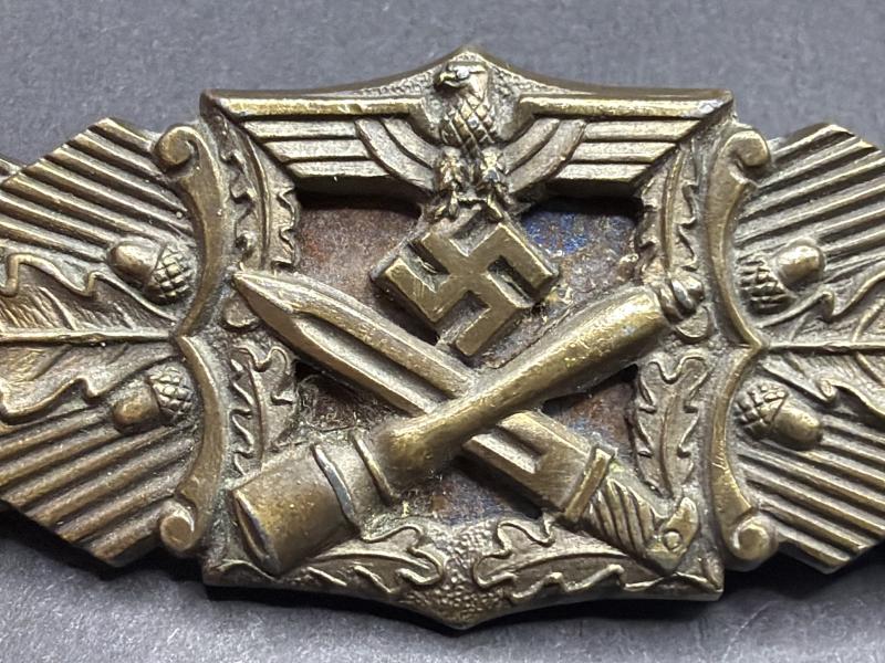 German Close Combat Clasp In Bronze A.G.M.u.K. Gablonz Type 1 Blue Backing Plate