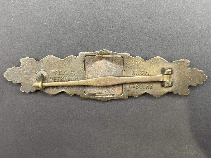 German Close Combat Clasp In Bronze A.G.M.u.K. Gablonz Type 1 Blue Backing Plate