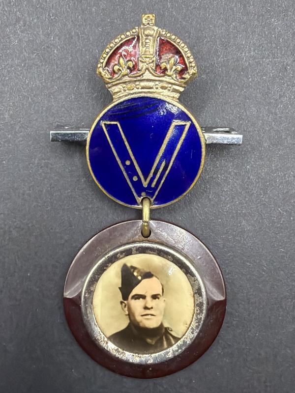 WW2 V For Victory Enamel Sweet Heart Badge