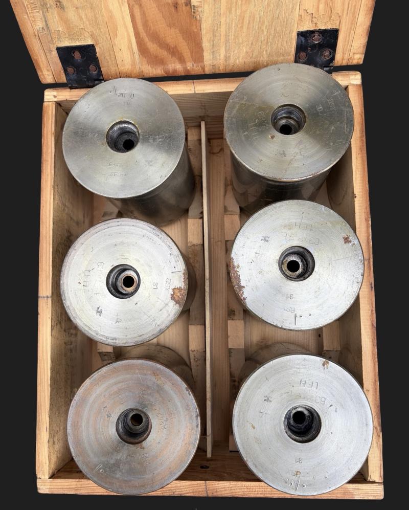 Late War Le.Lfh.18 10.5cm Field Howitzer Steel Shells & Box 1945 Dated